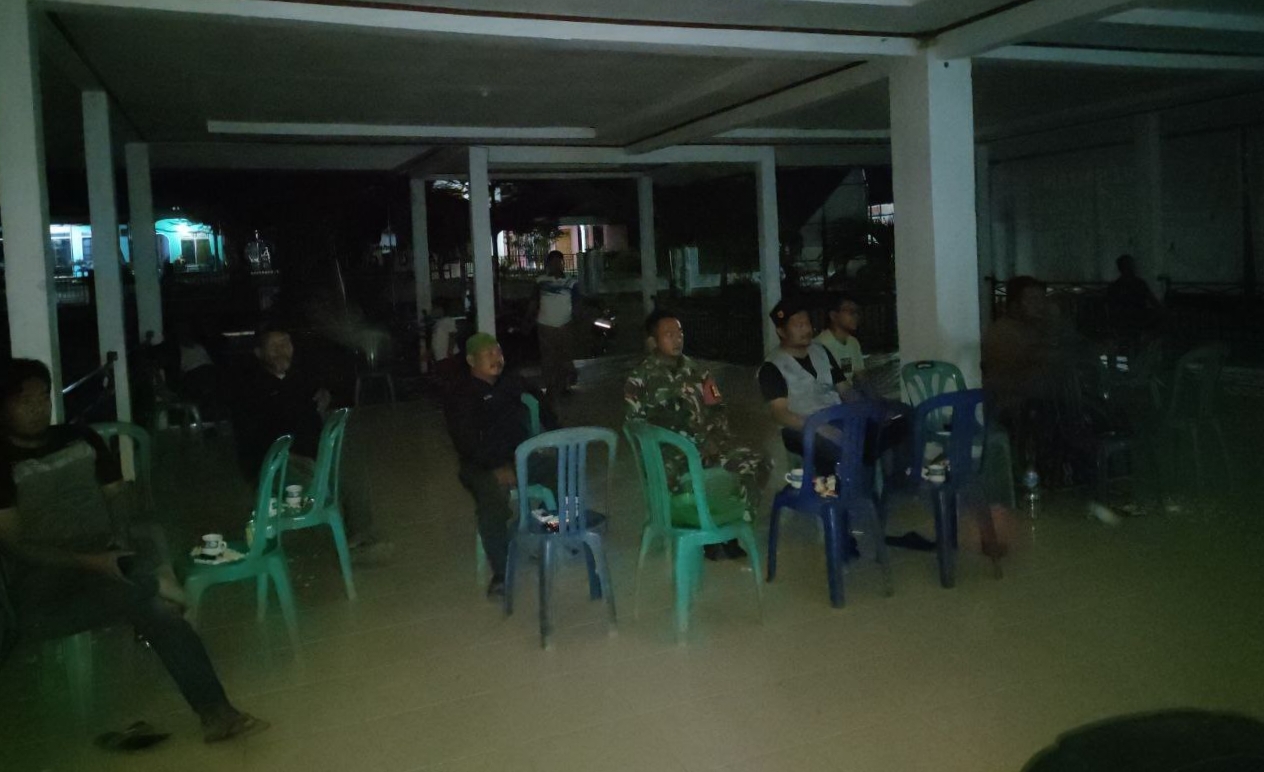 Tumbuhkan Nilai Pancasila, Anggota Koramil 08/Tandun Bersama Warga Nobar Film G30S/PKI         