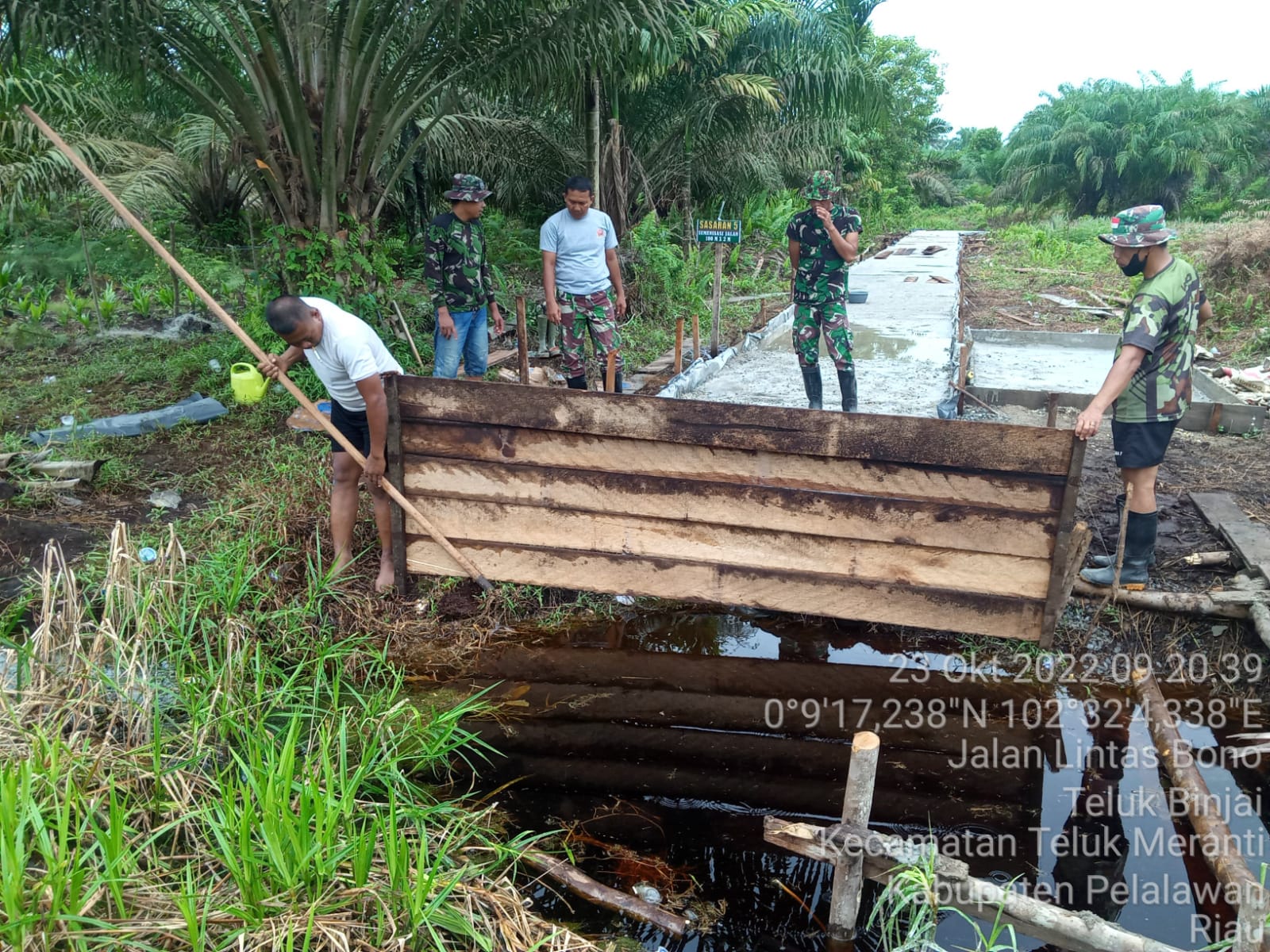 Satgas TMMD Reg Ke-115 Kodim 0313/KPR Pasang Mal Jembatan Beton