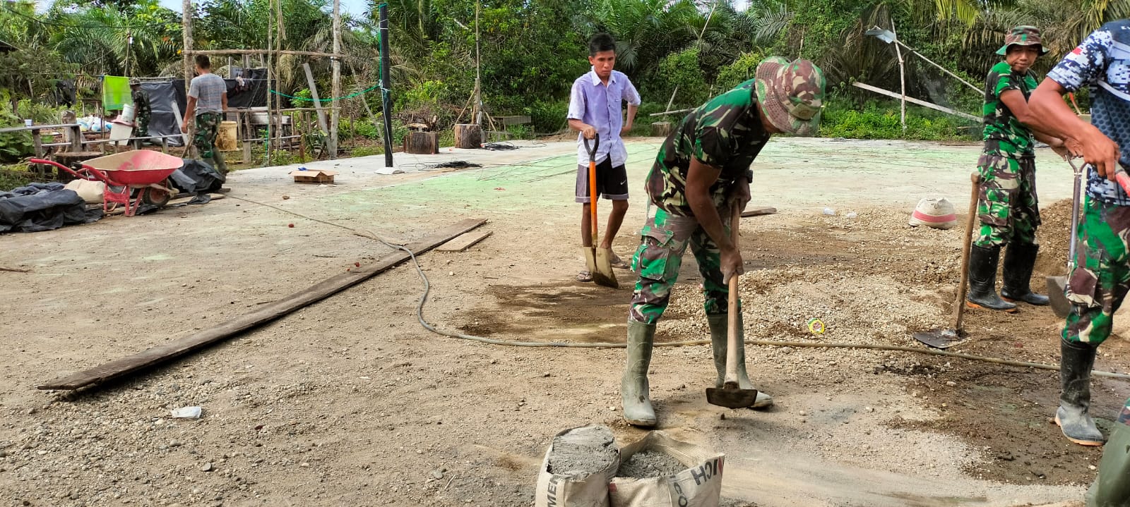 Pengecoran Lapangan Volly Usai, Satgas TMMD Ke- 115 Kodim 0313/KPR Bersihkan Sisa Material  
