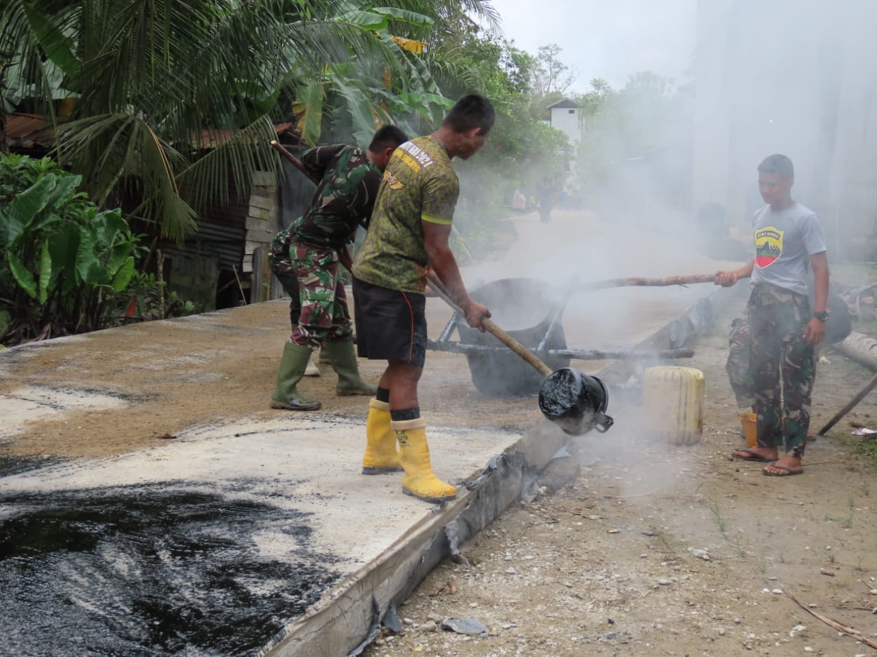 Usai semenisasi Tim Satgas Tmmd ke 115 Kodim 0313/Kpr Langsung Siram Aspal Panas Disasaran IV