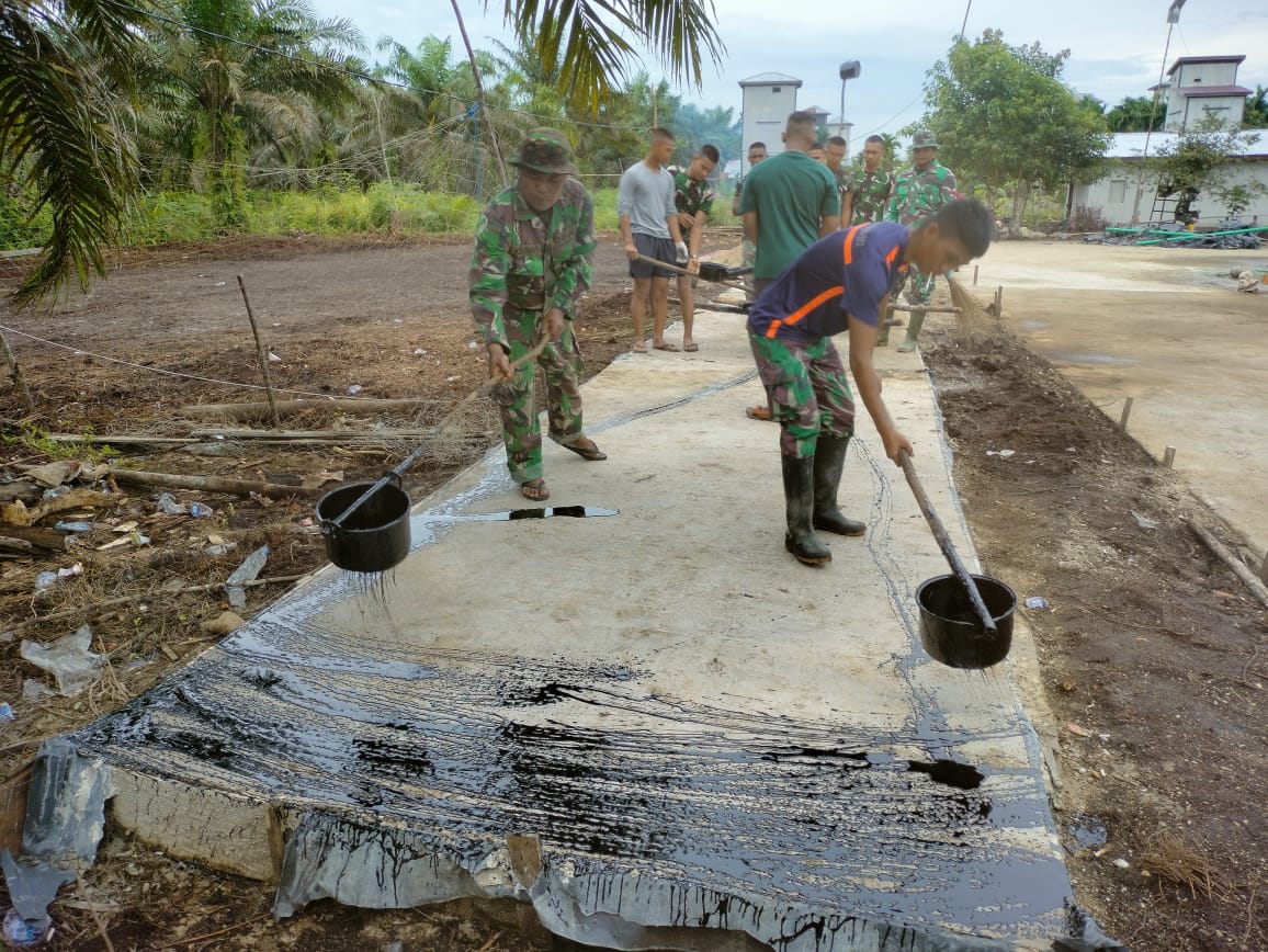 Sasaran I Mulai Penyiraman Ter Panas Pada Jalan yang Sudah Selesai di Buat