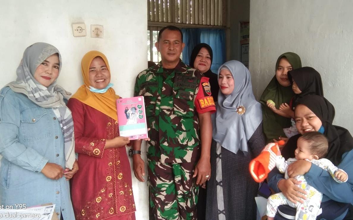 Babinsa Koramil 01/Bkn Monitoring Kegiatan Posyandu di Desa Binaan