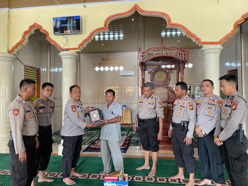 Polri Berbagi, Sat Samapta Polres Siak Berikan Bantuan Al Qur'an 