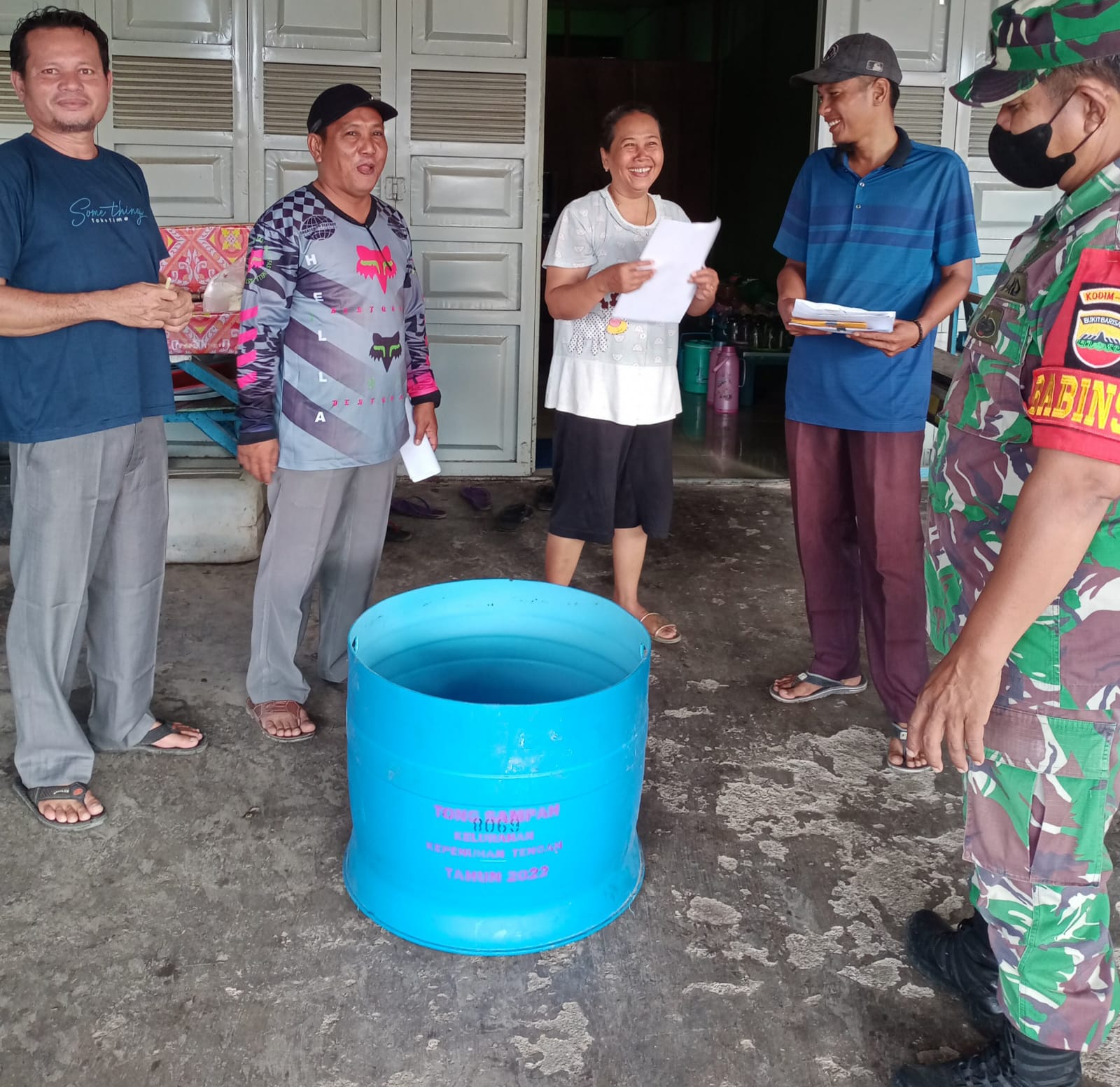 Jaga Kebersihan Lingkungan Babinsa Bersama Pemerintah Kelurahan Bagikan Tong Sampah