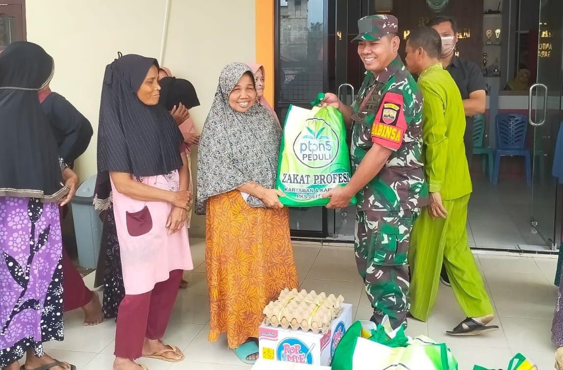 Serka Dedy Junianto Pantau Penyaluran Sembako untuk Warga