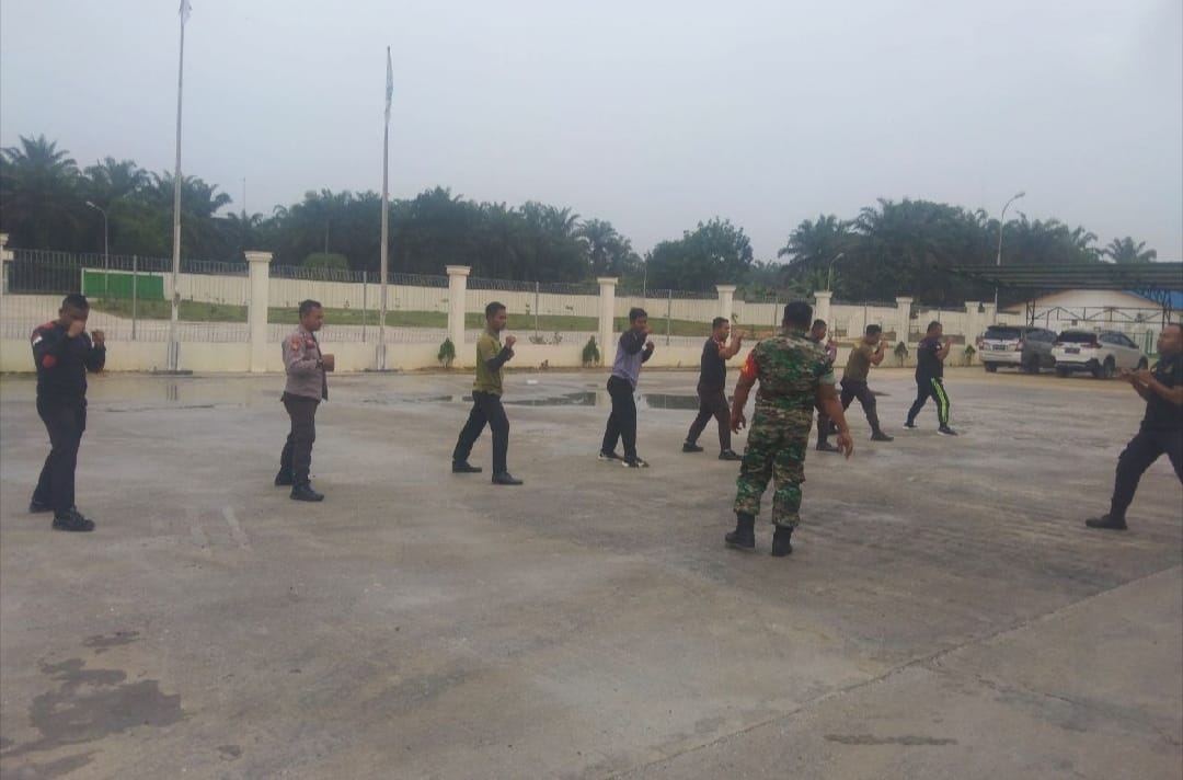 Babinsa Koramil 11/Tambusai Berikan Pelatihan Beladiri Kepada Sekuriti