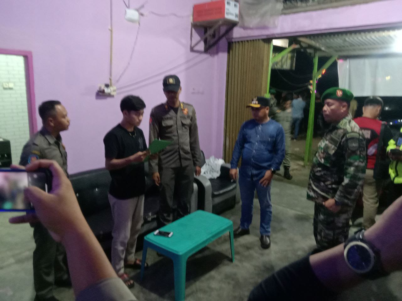 Cegah Pekat, Danramil 16 Tapung Bersama Tim Gabungan Laksanakan Operasi Yustisi Hiburan Malam
