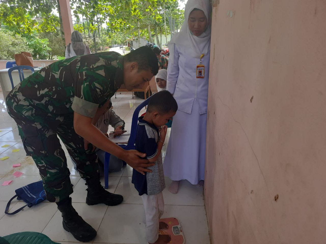 Bentuk Kepedulian Kesehatan Balita, Babinsa Koramil 16/Tapung Dampingi Bidan Desa Laksanakan Posyand