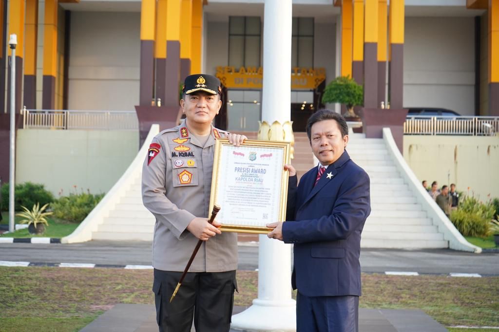 Kapolda Riau Terima 2 Penghargaan PRESISI AWARD dari LEMPKAPI