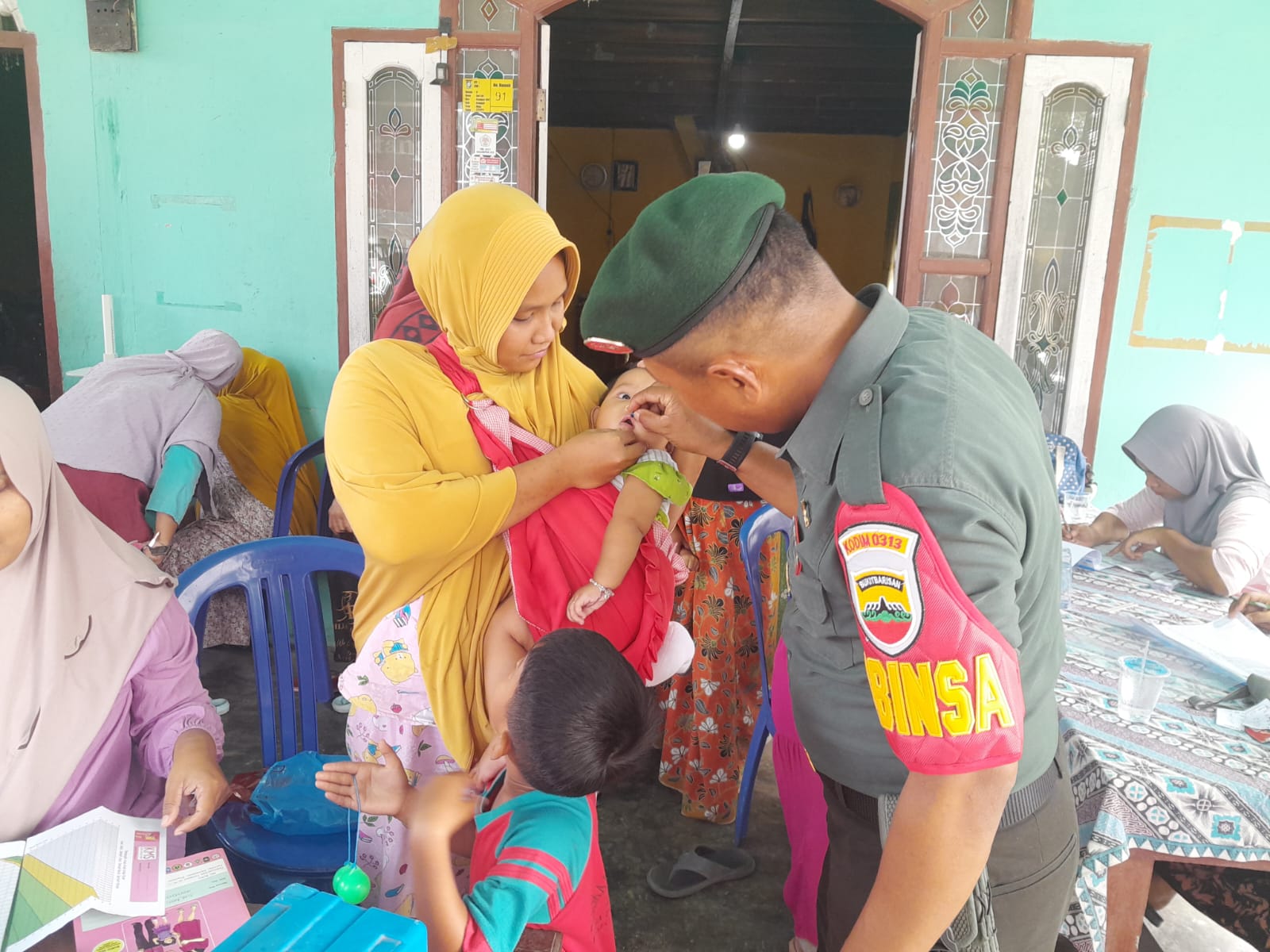 Peduli Kesehatan Balita, Babinsa Berikan Vitamin A