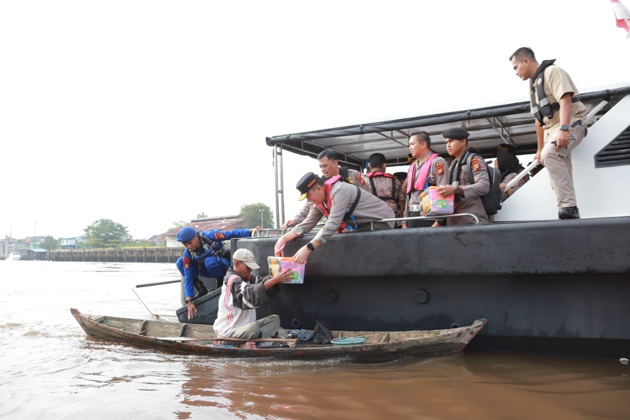 Menyusuri Sungai Siak, Kapolda Riau Dengarkan Curhatan Nelayan Sambil Bagikan Sembako