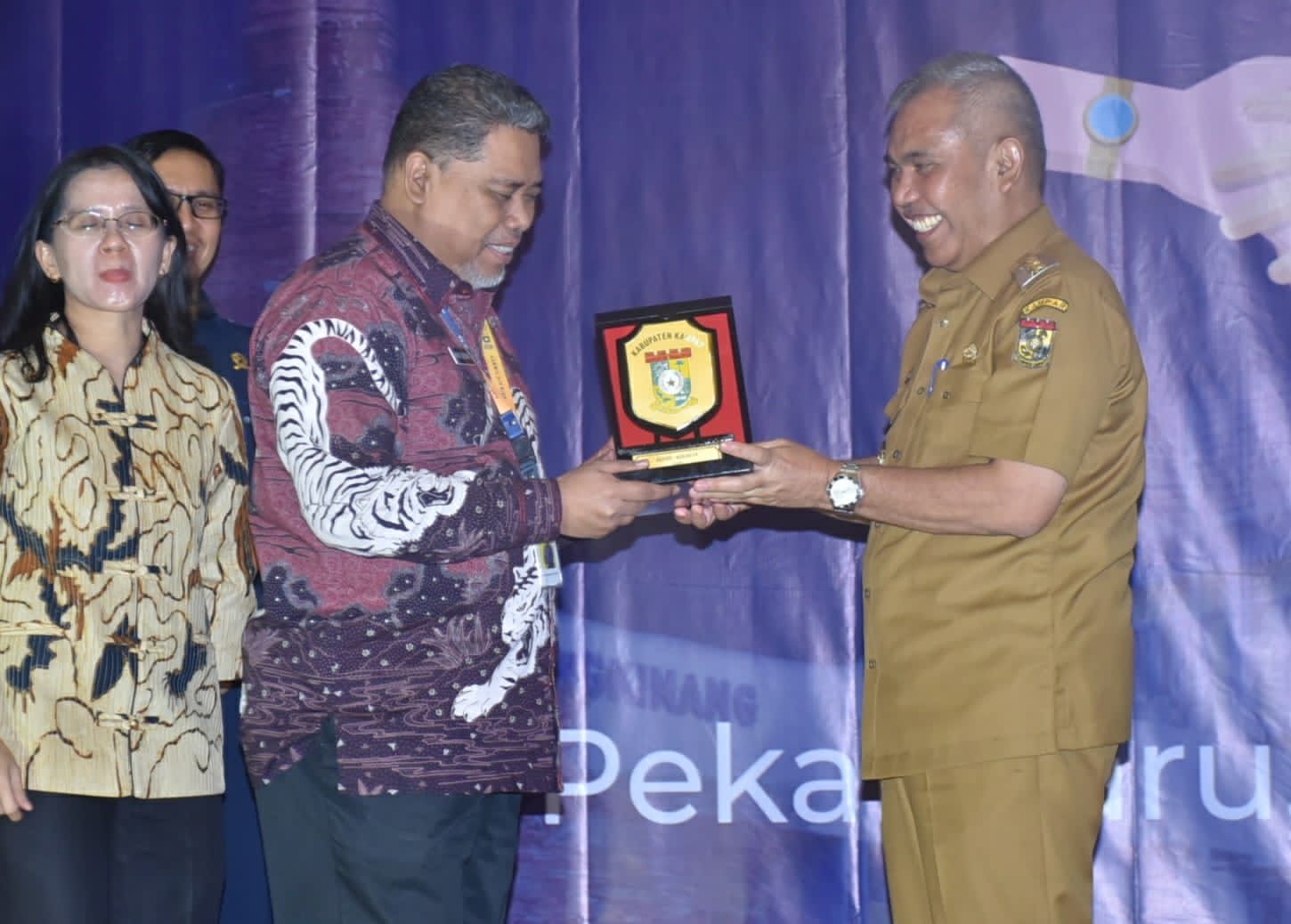 Dapat Apresiasi Wajib Pajak, Pj Bupati Kampar Himbau Masyarakat Untuk Taat Pajak