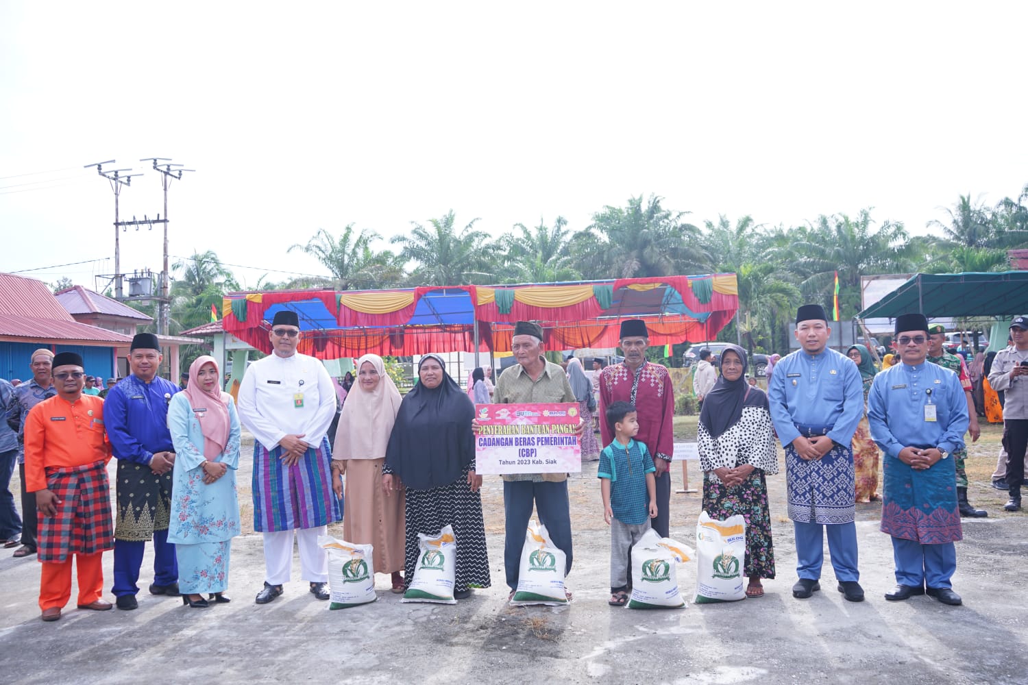 Bujang Kampung di Kampung Barbari Salurkan Bantuan Beras Bagi 80 Kepala Keluarga Tidak Mampu