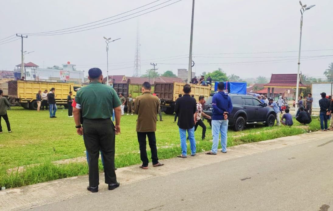 Babinsa Koramil 10 Kunto Darussalam Pantau Ratusan Masyarakat Gelar Aksi Damai di DPRD Rohul