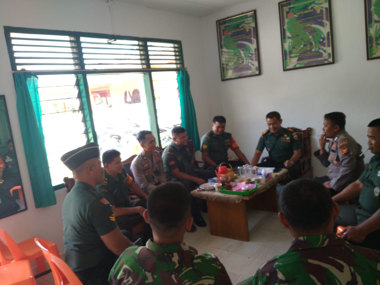 Menjalin persaudaraan Anggota Koramil 11/Tambusai Komsos Dengan Anggota Polsek Tambusai 