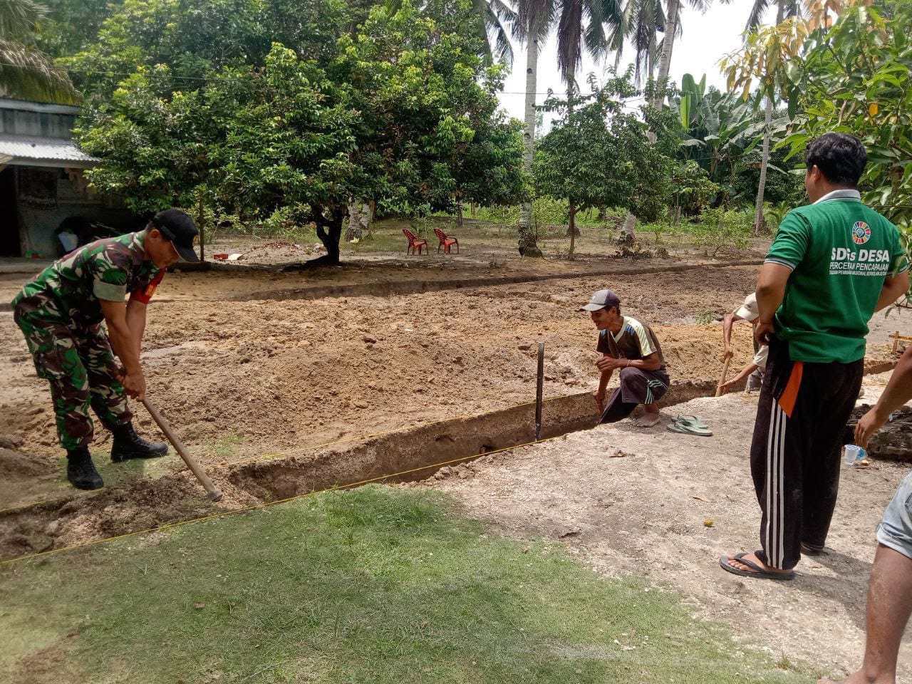 Cegah Banjir di Musim Penghujan, Babinsa Koramil 16/Tapung Gotong Royong Pembuatan Saluran Air
