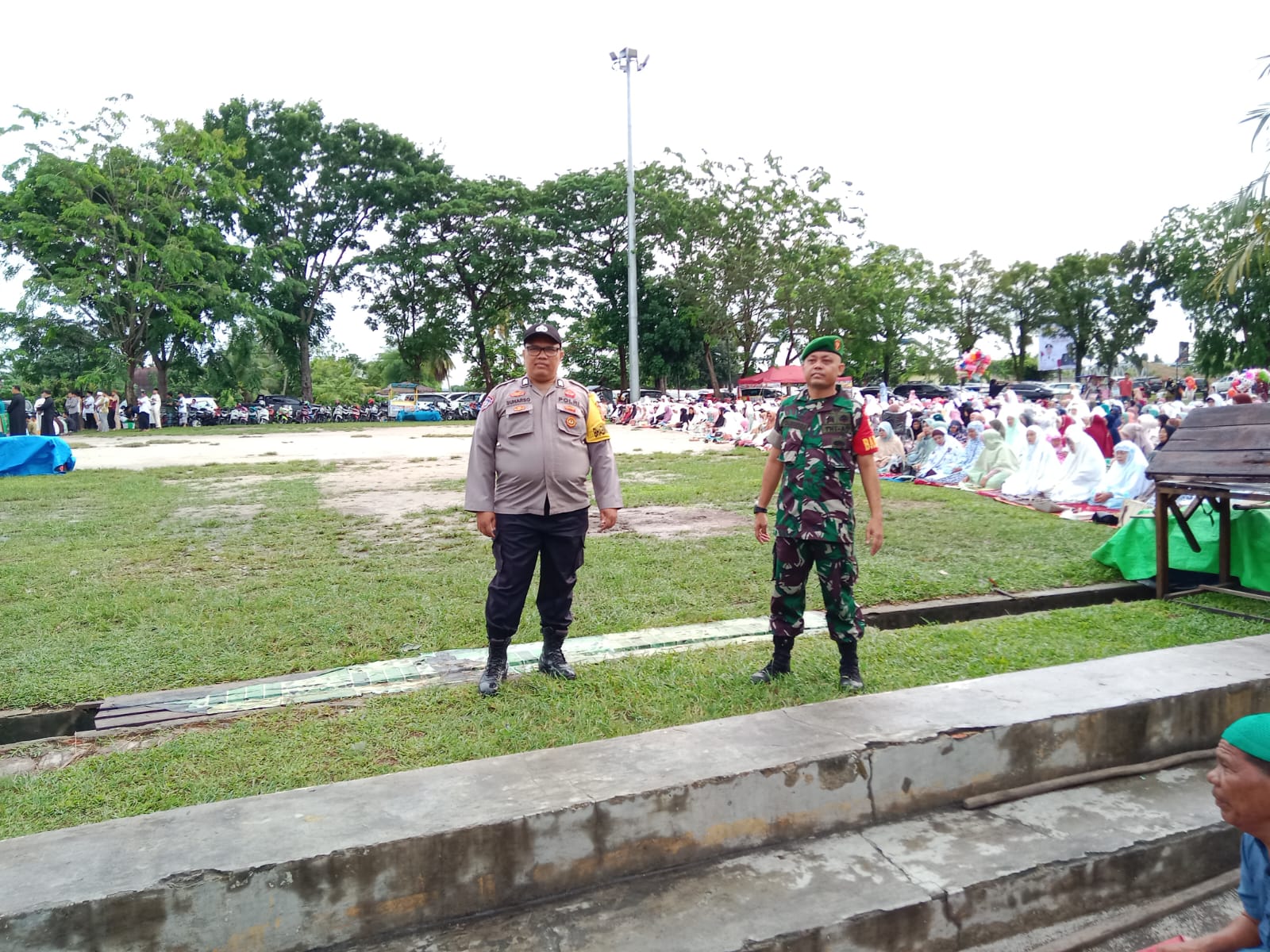 Demi Kelancaran Sholat Idul Adha, Babinsa Kotamil 01/Bkn Turut Mengamankan Jalannya Kegiatan