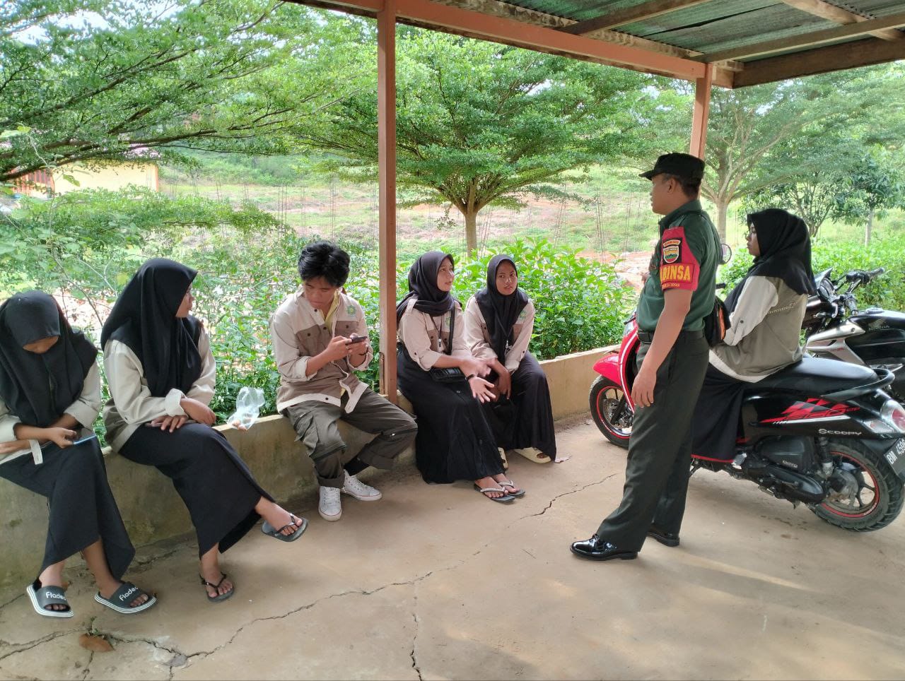 Komsos Dengan Pemuda Dan Pemudi Babinsa Koramil 13/Rokan Berikan Edukasi Akan Bahaya Narkoba