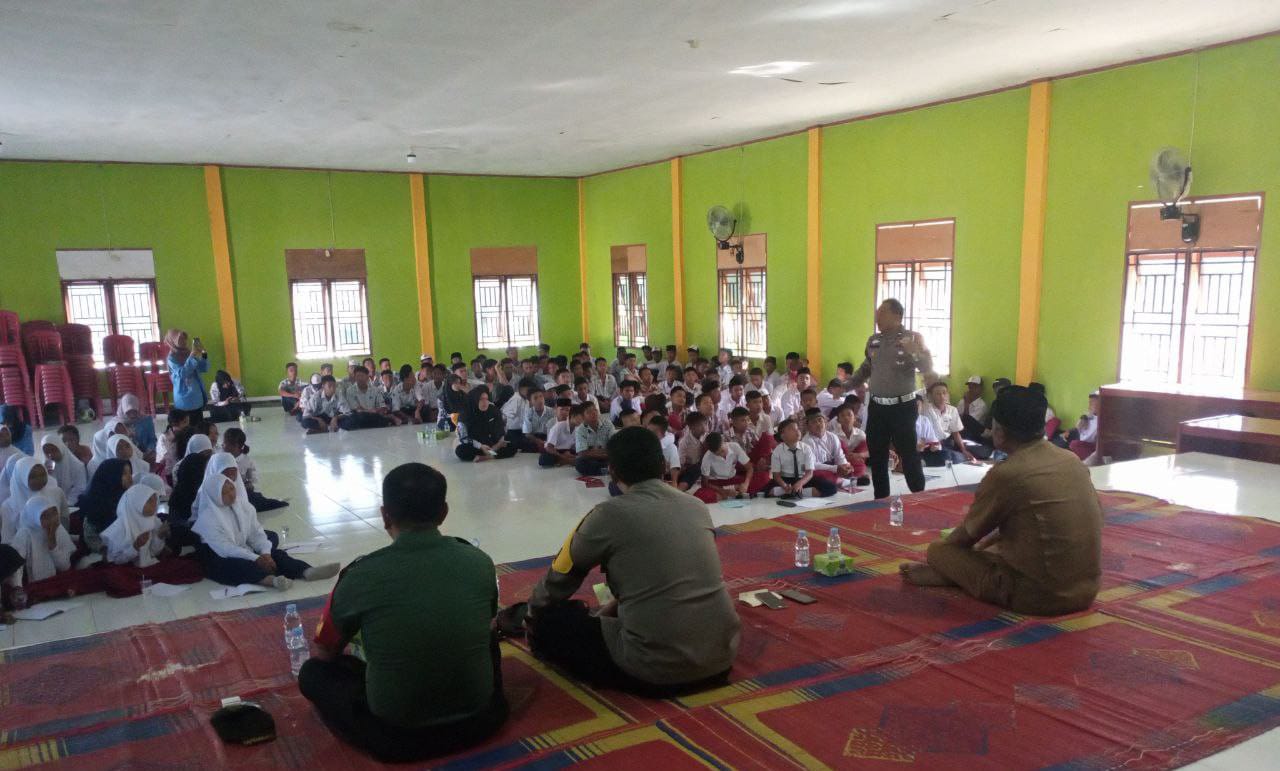 Kompak, Bhabinkamtibmas bersama Babinsa Melaksanakan Sosialisasi Tertib Berlalu Lintas