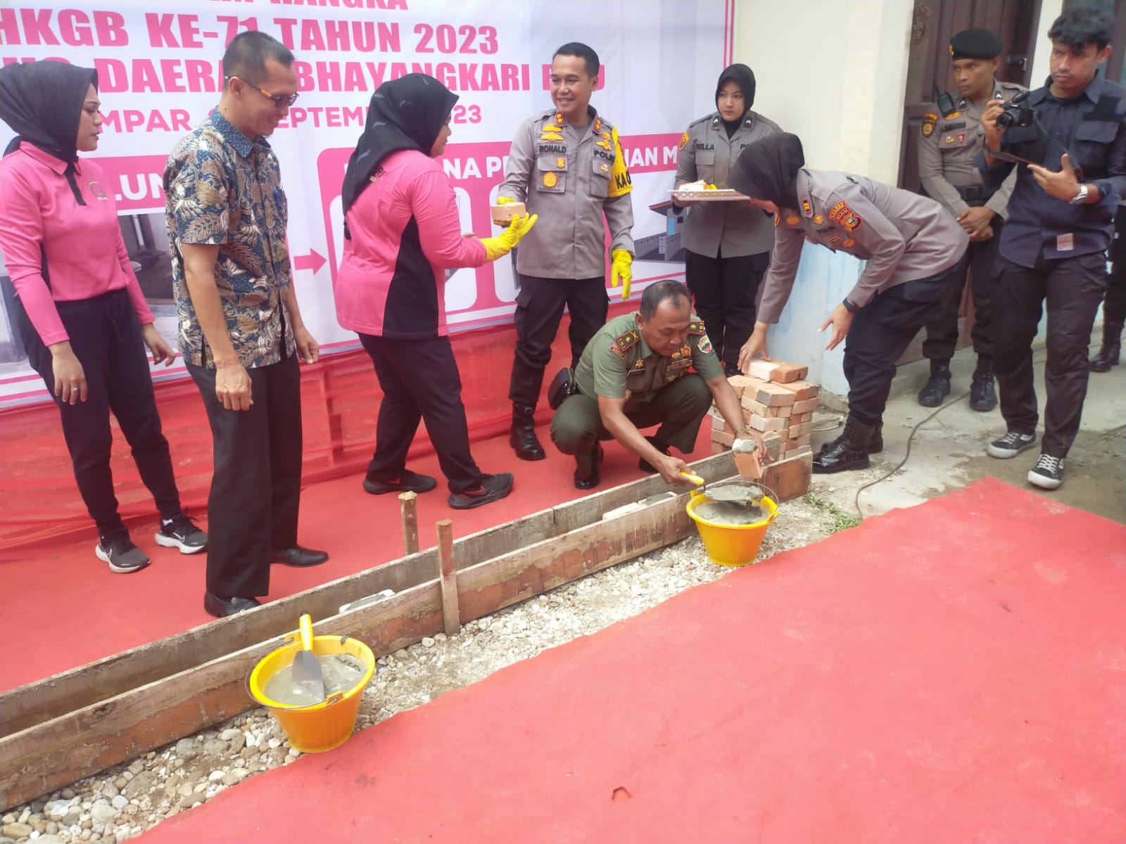 Danramil 01/Bkn Hadiri Letakkan Batu Pertama Pembangunan MCK Bersama Kapolres Kampar