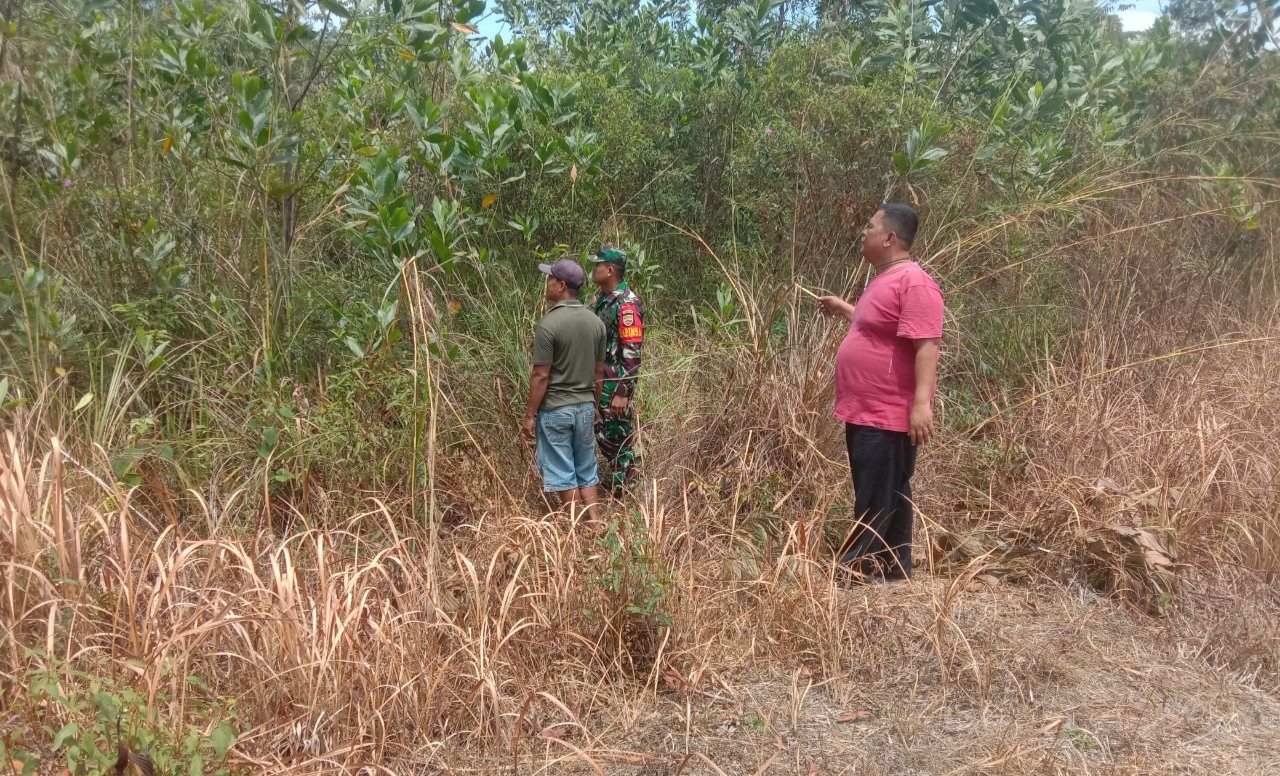 Ajak Warga, Babinsa Koramil 08/TDN Lakukan Patroli Karhutla Bersama