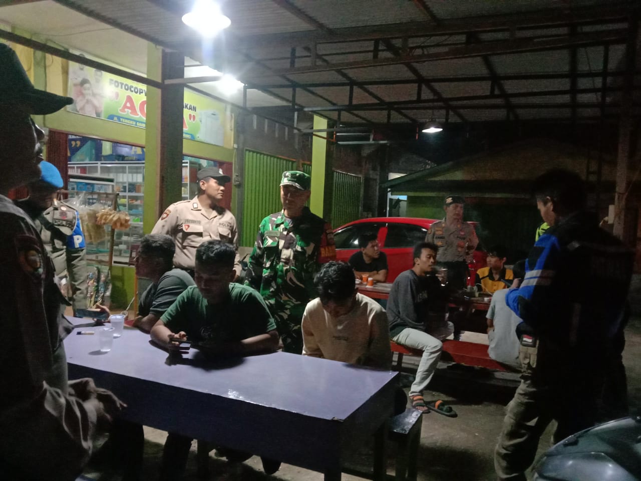 Babinsa Laksanakan Patroli Gabungan Ciptakan Situasi Yang Kondusif di Malam Hari