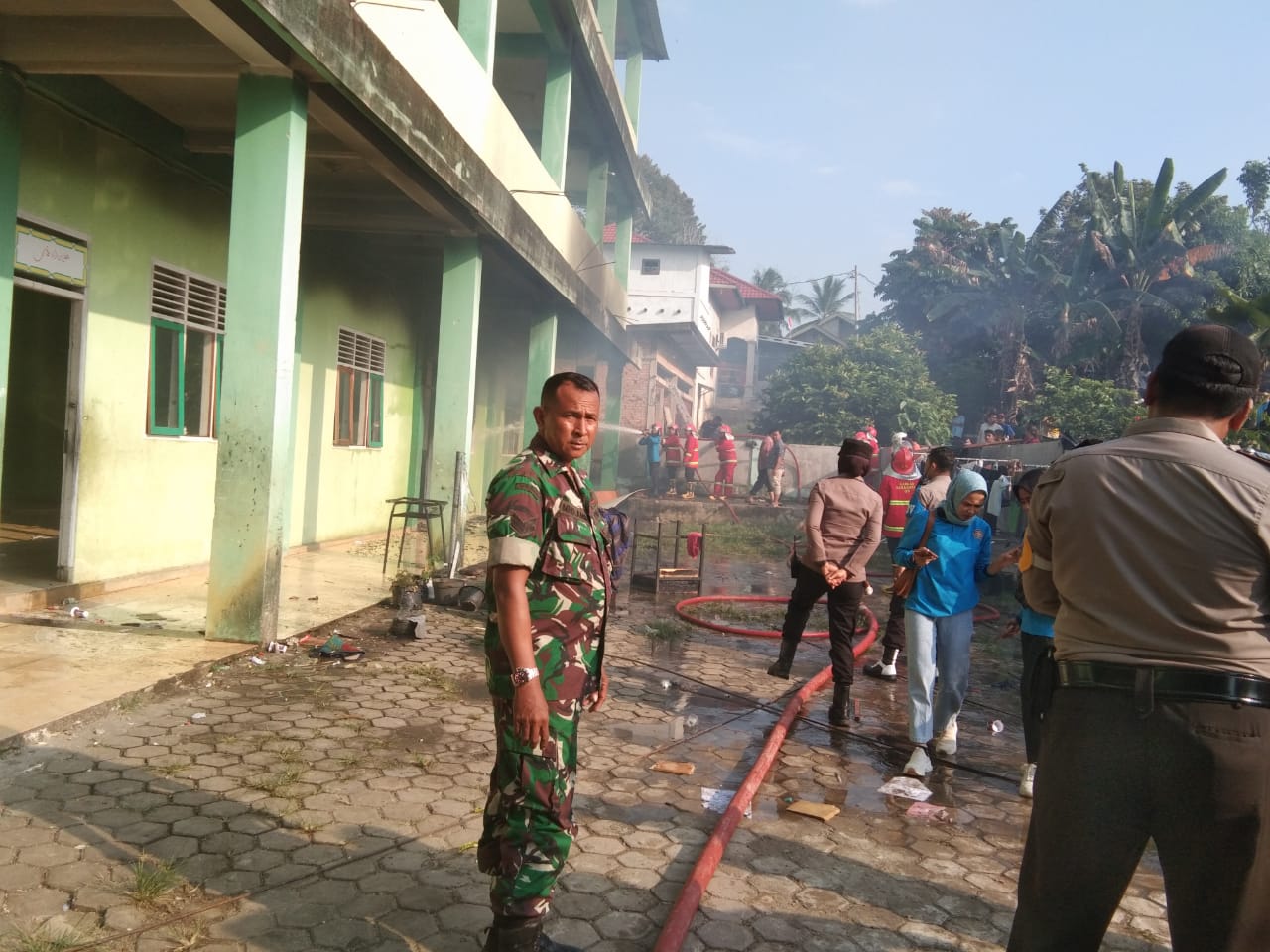 Gerak Cepat, Babinsa Koramil 01/Bkn Bantu Petugas Kebakaran Padamkan Api Membakar Gudang Sekolah