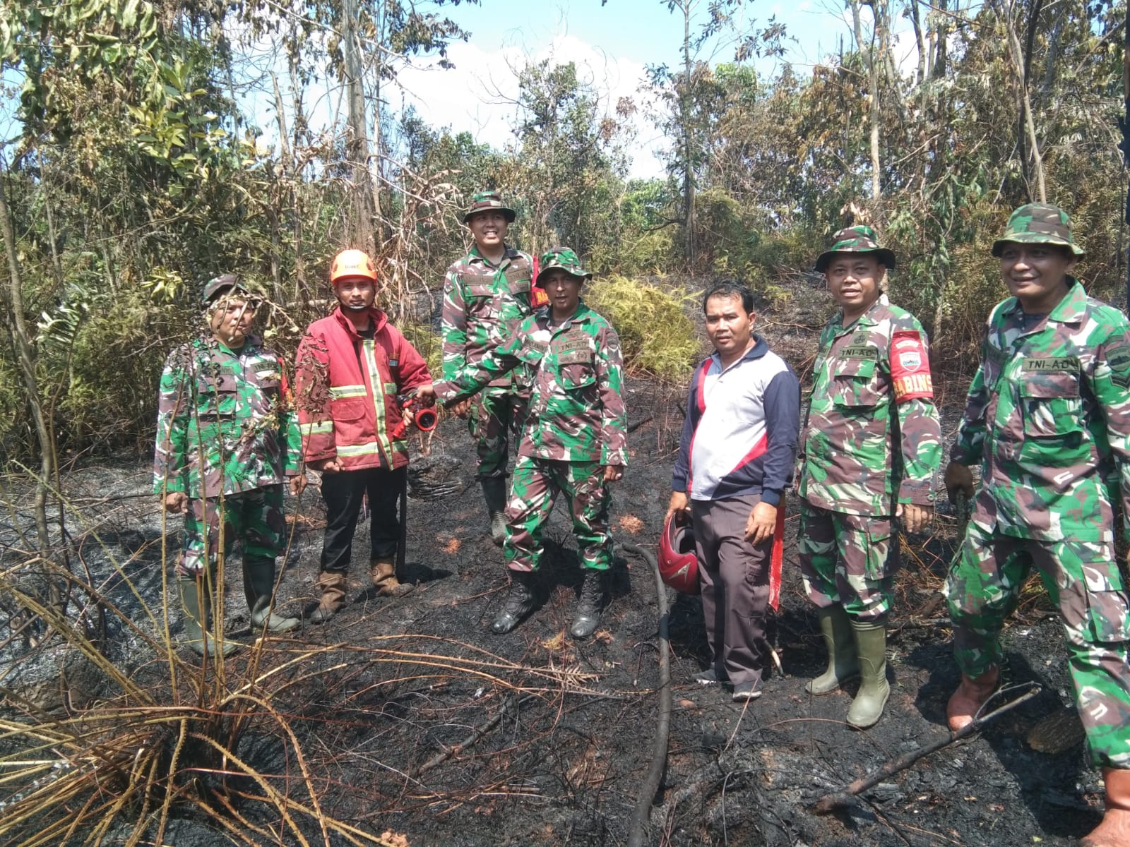 Gerak Cepat Babinsa Koramil 01/Bkn Bantu Padamkan Api yang Membakar Lahan