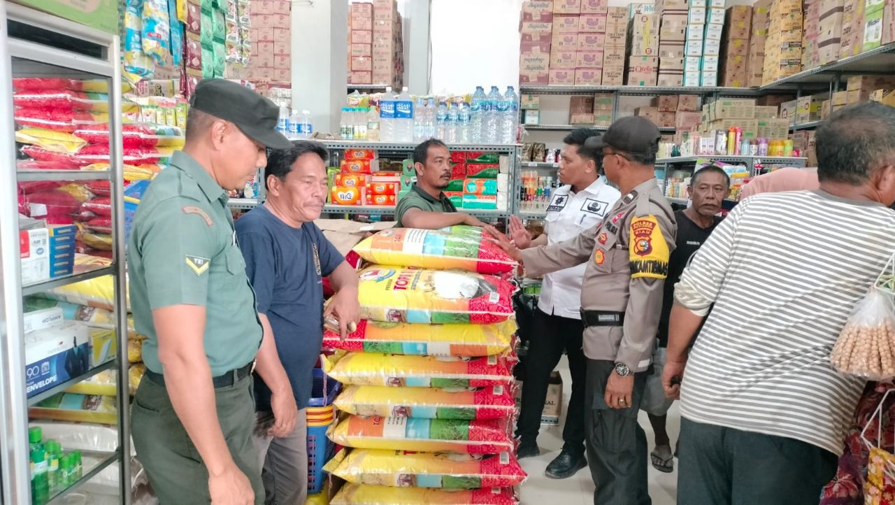Babinsa Koramil 09/Langgam Tinjau Langsung Harga Beras di Pasar Tradisional  