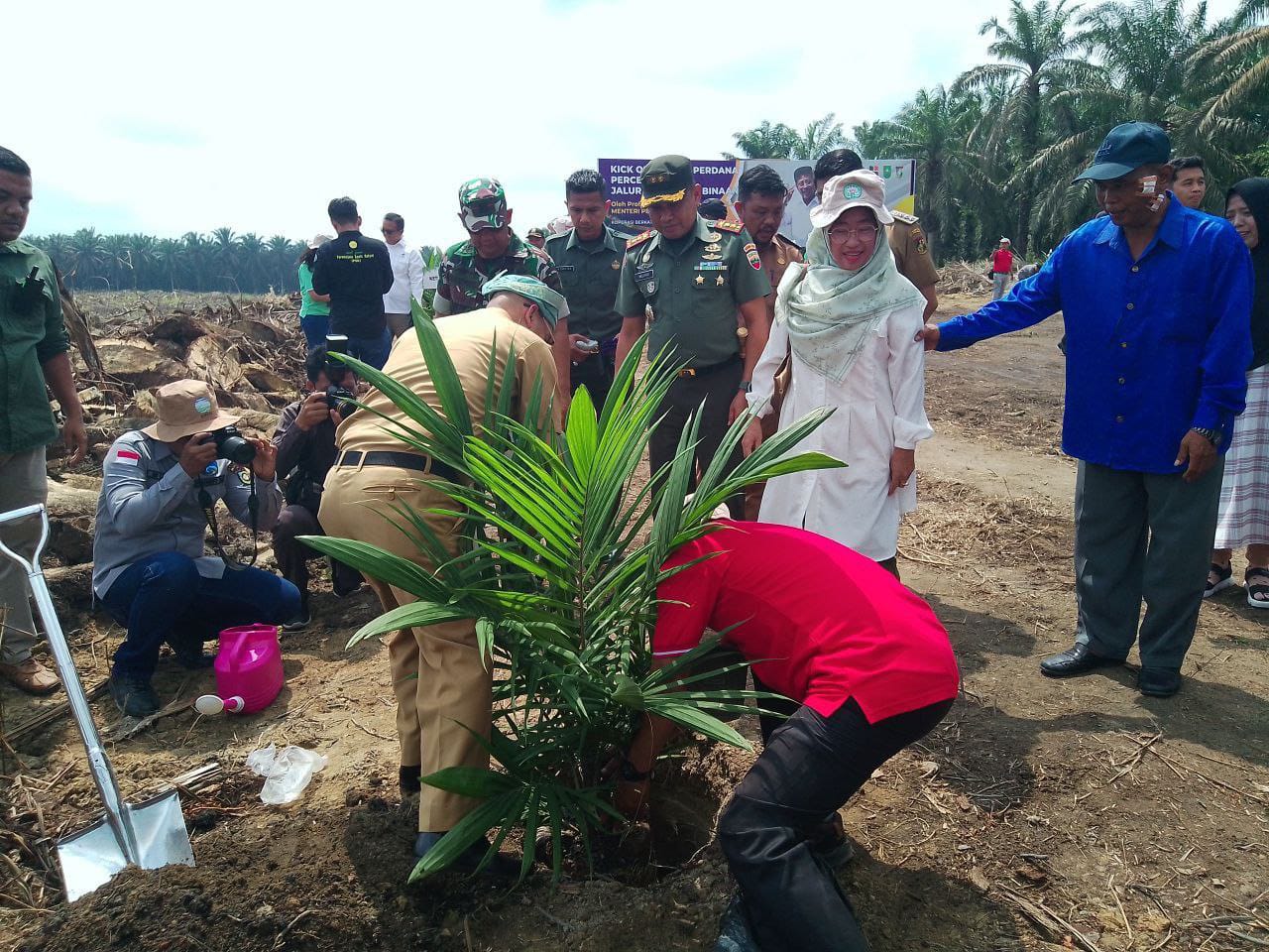 Danramil 16/Tapung Dampingi Dandim 0313/Kampar Hadiri Kunjungan Kerja Dirjen Perkebunan RI