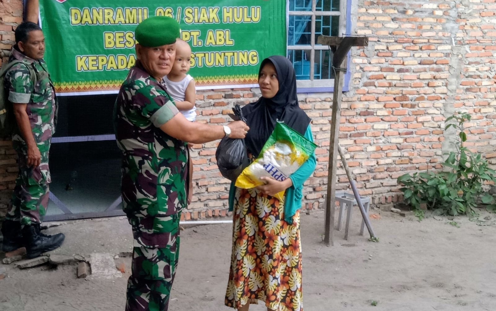 Peduli Dengan Anak Stunting, Danramil 06 Siak Hulu Kunjungi Sekaligus Beri Bantuan Sembako