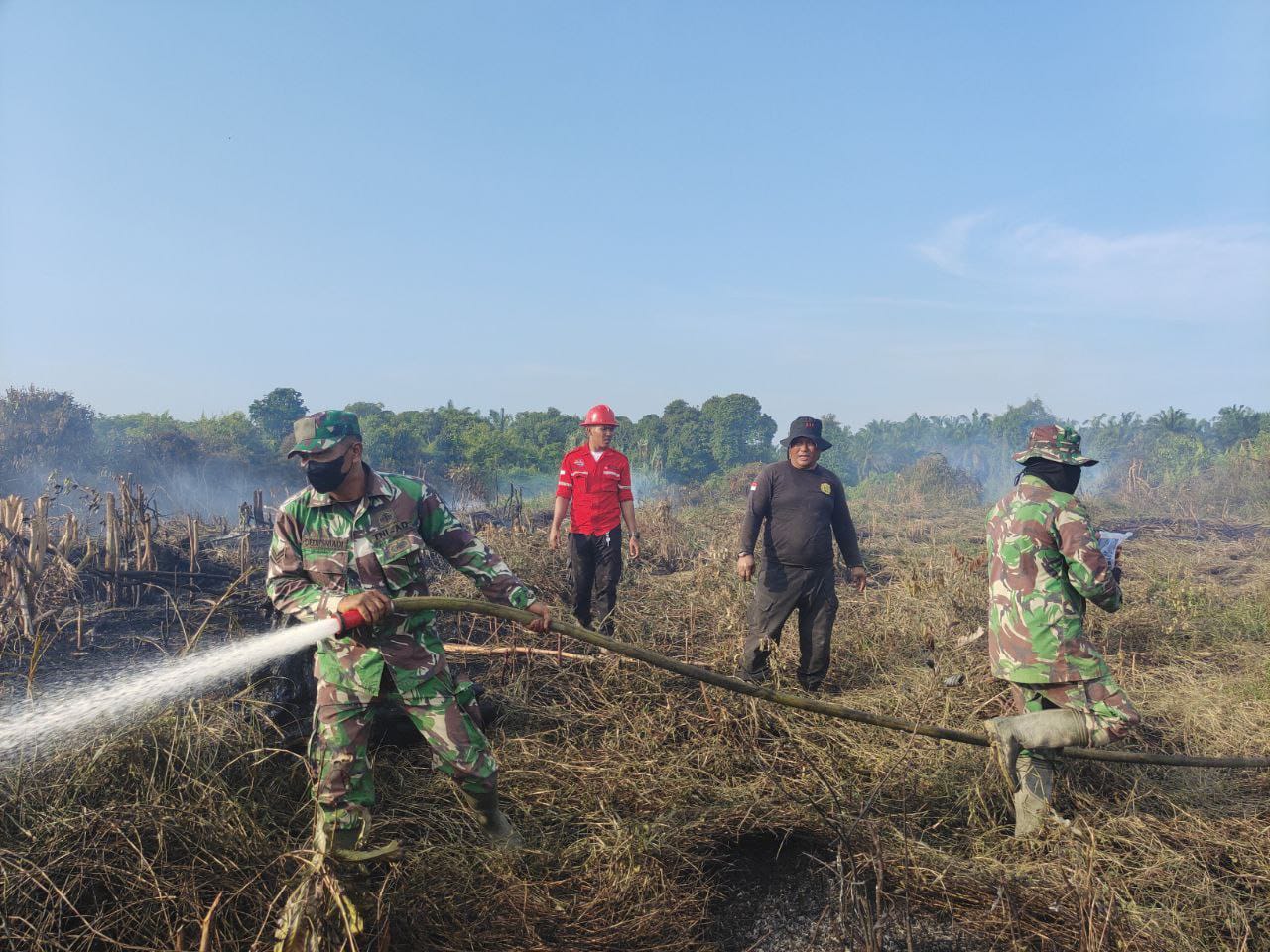 Sigap Padamkan Api, Bentuk Peran Serta Anggota Koramil 16/Tapung Cegah Karhutla Meluas