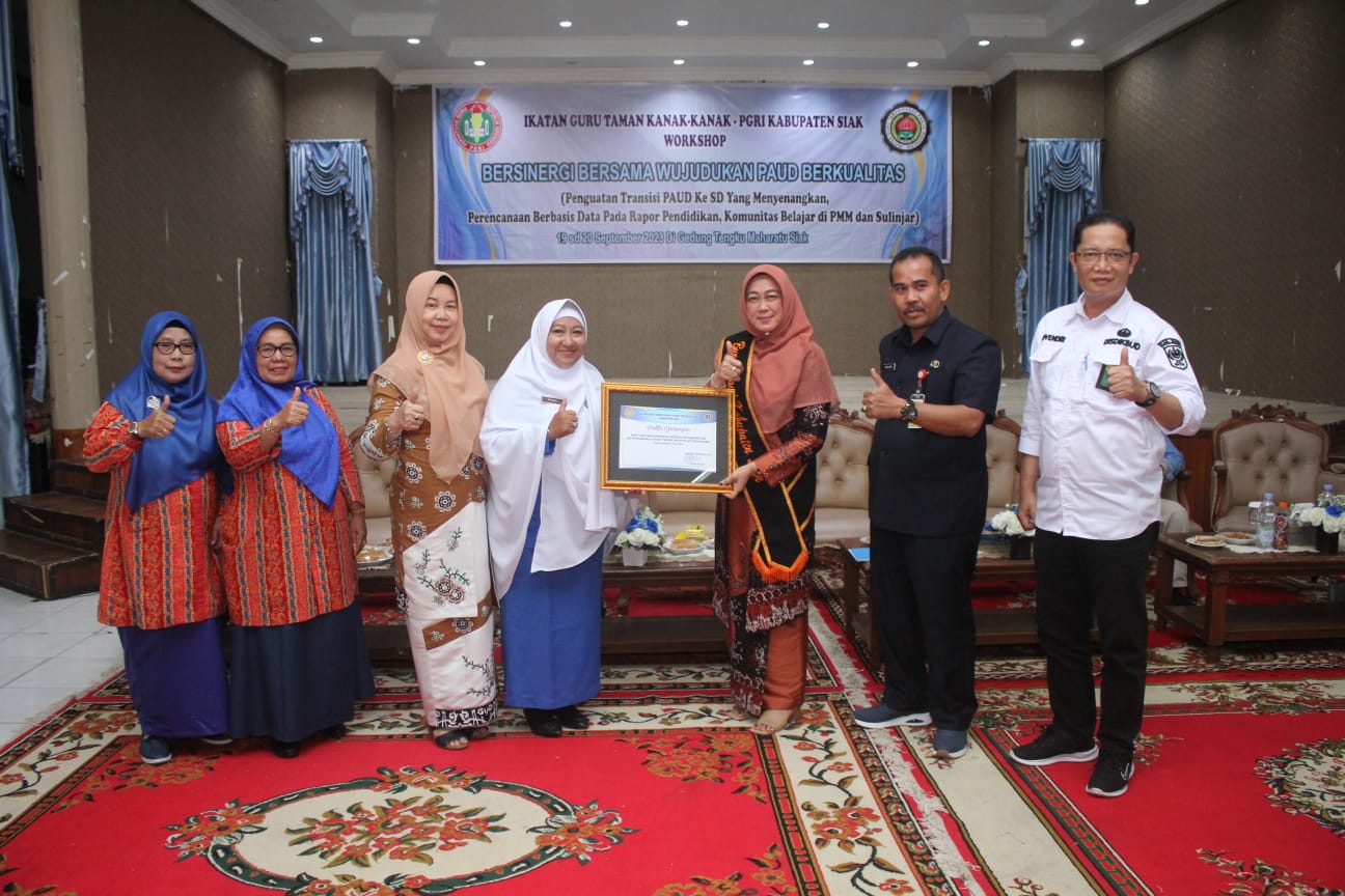 Bunda Paud Siak, Hj. Rasidah Beri Pengarahan di Workshop Ikatan Guru TK dan PGRI 
