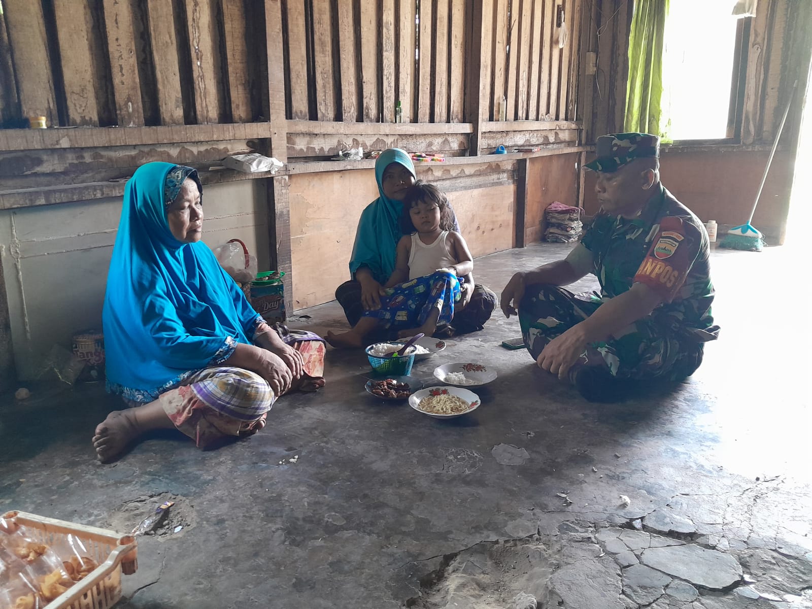 Babinsa Masuk Dapur, Wujud Kepedulian TNI untuk Warga Kurang Mampu