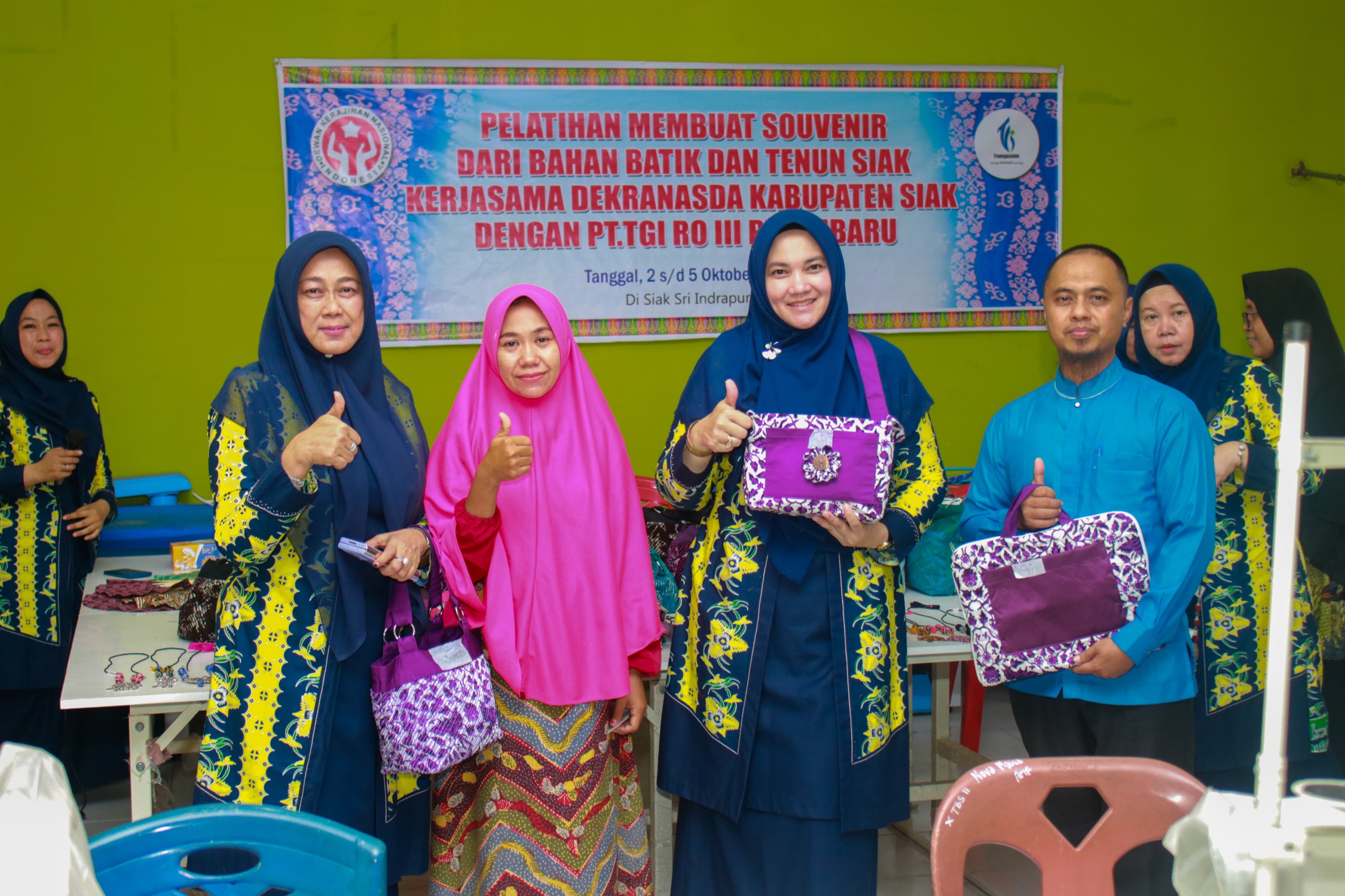 Tutup Pelatihan Pembuatan Souvenir, Ketua Dekranasda Siak Semoga Ilmunya Bermanfaat Untuk Kemajuan