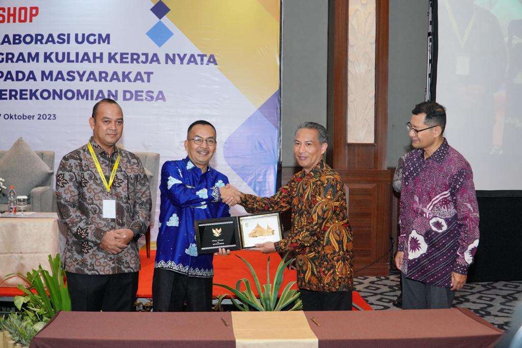 Pj Bupati Kampar Tandatangani MoU dengan UGM Yogyakarta Untuk Penguatan Ekonomi Desa
