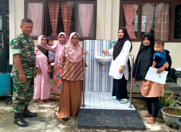 Babinsa Koramil 01/ Bkn Dampingi Bidan Desa Sosialisasi Cara Hidup Sehat Berumah Tangga 