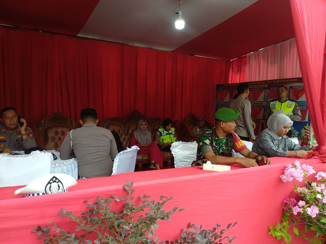Sambut Natal dan Tahun Baru, Babinsa Siaga di Pos Pelayanan Pengamanan