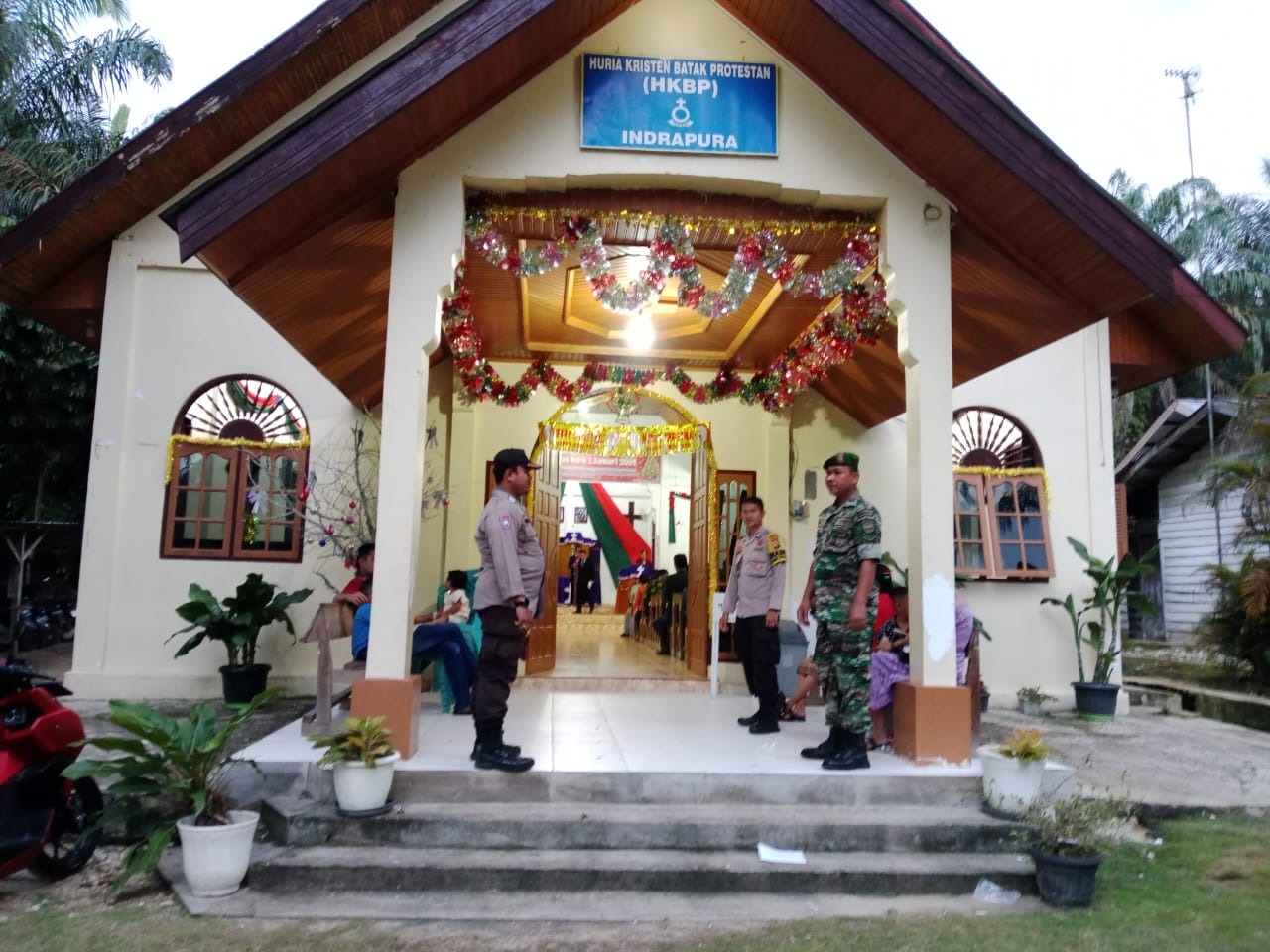 Ciptakan Rasa Aman, Babinsa Koramil 07/Kampar Laksanakan Pengamanan Perayaan Natal Di Gereja