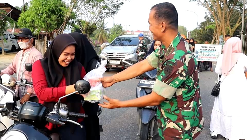 Sediakan untuk berbuka, Kodim 0313/Kpr beserta Persit Kck Cab LIII Dim 0313 Bagikan Takjil untuk Mas
