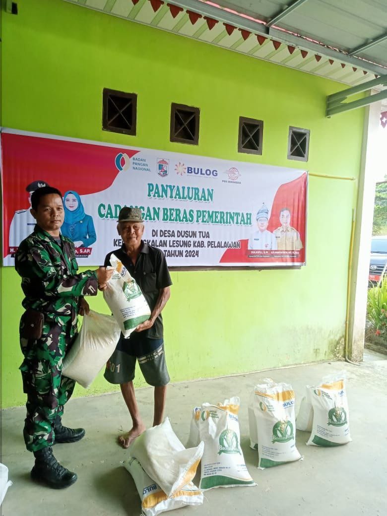 Babinsa Serda Yuoriandi Dampingi Penyaluran Cadangan Beras Pemerintah