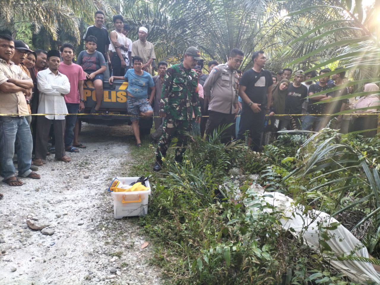 Terima Informasi Temuan Mayat, Babinsa Koramil 16/Tapung Bersama Polisi Sigap Datangi TKP