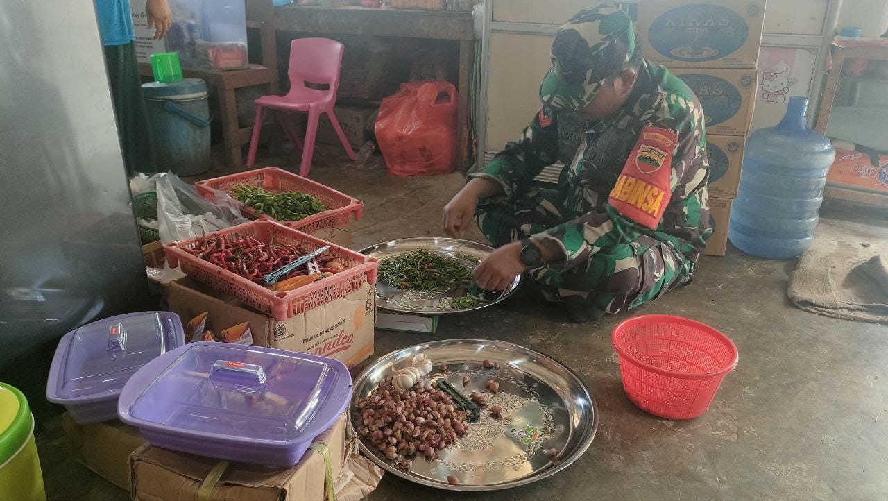 Koramil 04/Pkl Kuras Berbagi Makan Siang Gratis Untuk Santri Ponpes Asy Syekh Abdul Wahhab Bidayatul