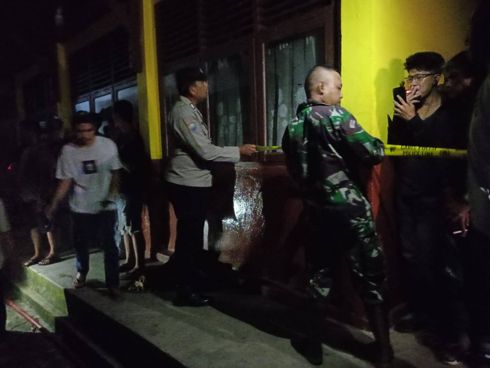 Gerak Cepat, Babinsa Koramil 01/Bkn Bantu Padamkan Kebakaran Rumah Warga di Desa Binaan 