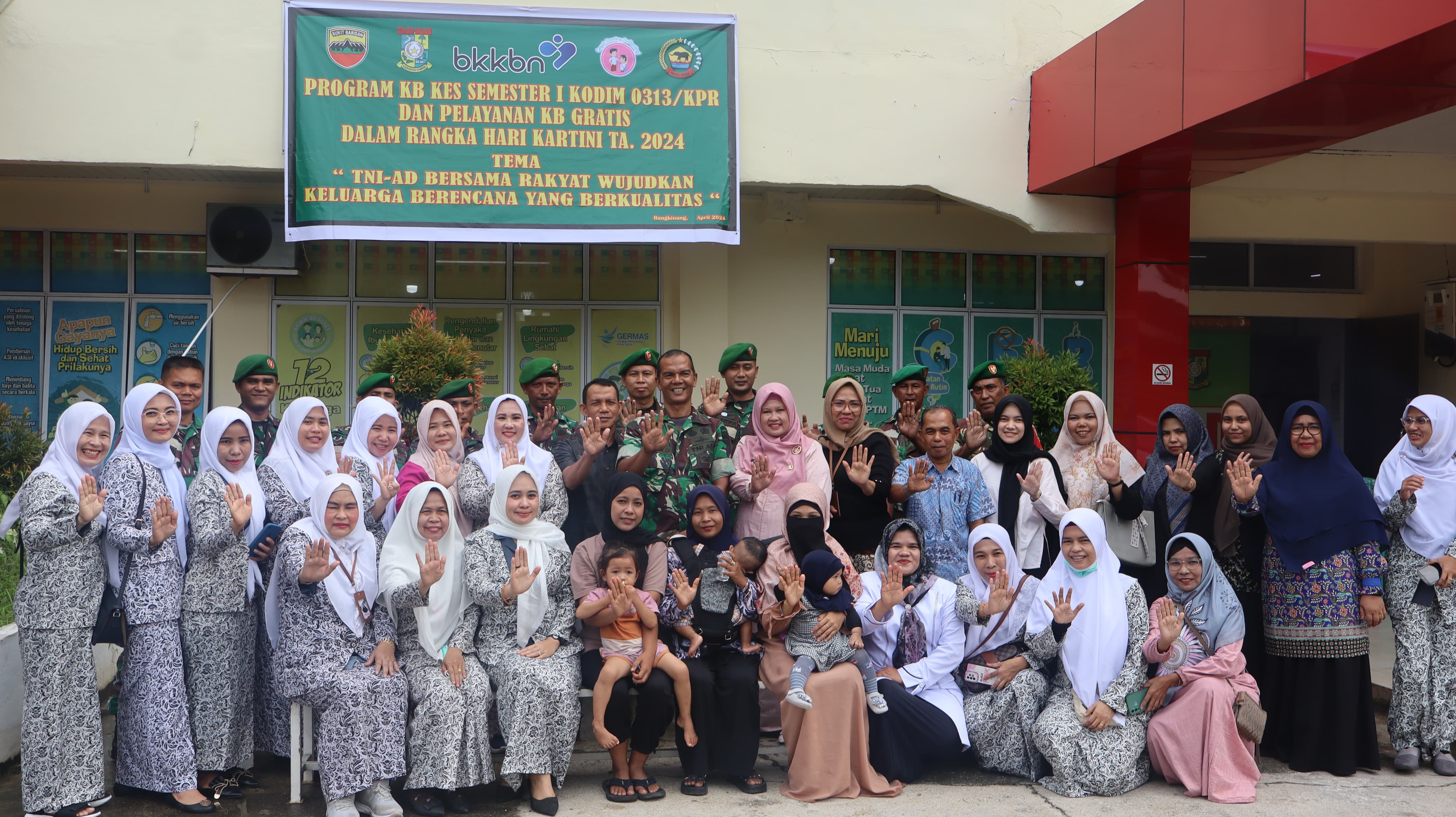 Dalam Rangka Hari Kartini, Kodim 0313/KPR, Bersinergi dengan DPPKBP3A, Berikan Pelayanan KB Gratis
