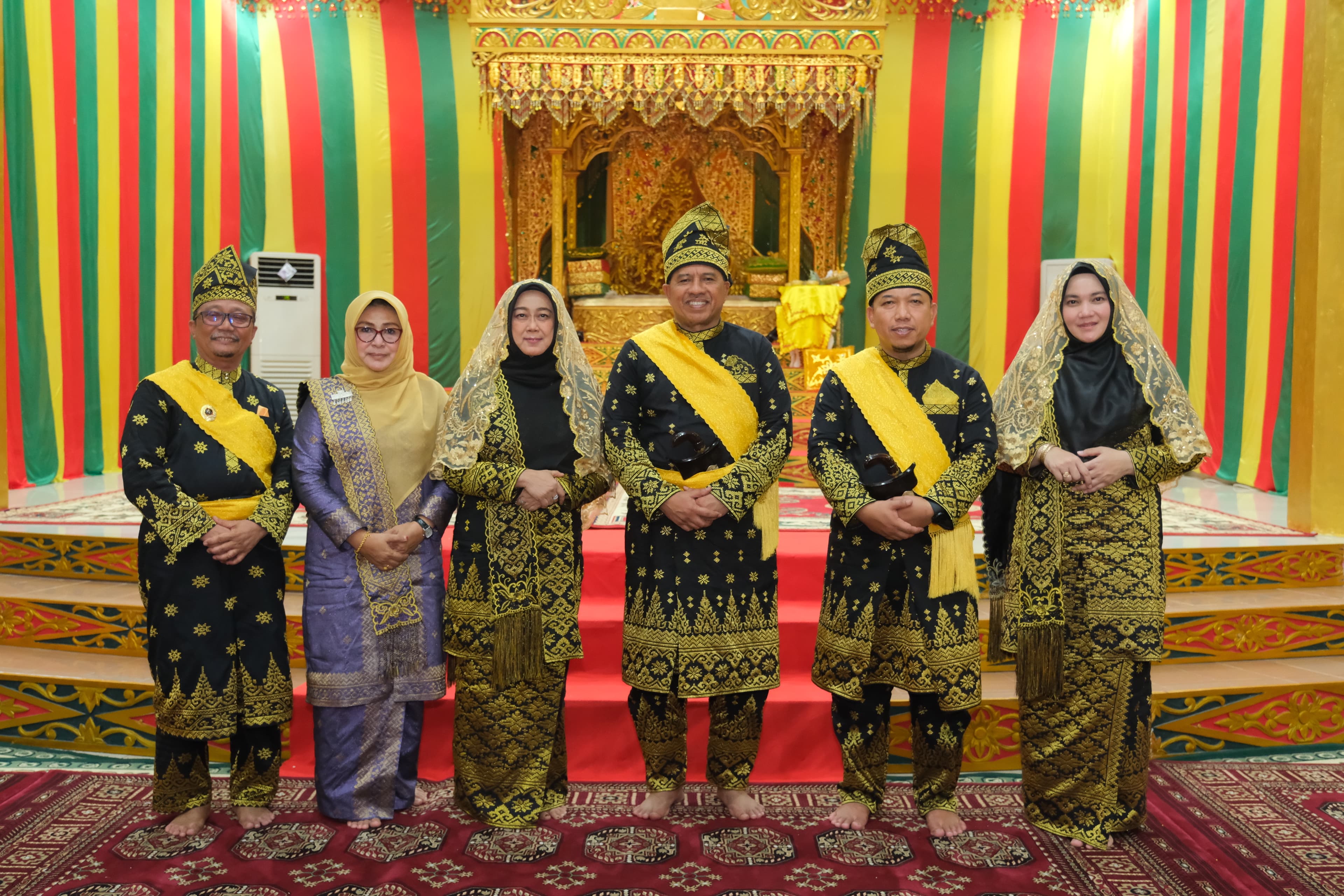 Berhasil Bawa Negeri Siak Berkemajuan, Bupati dan Wakil Bupati Siak Terima Gelar Adat