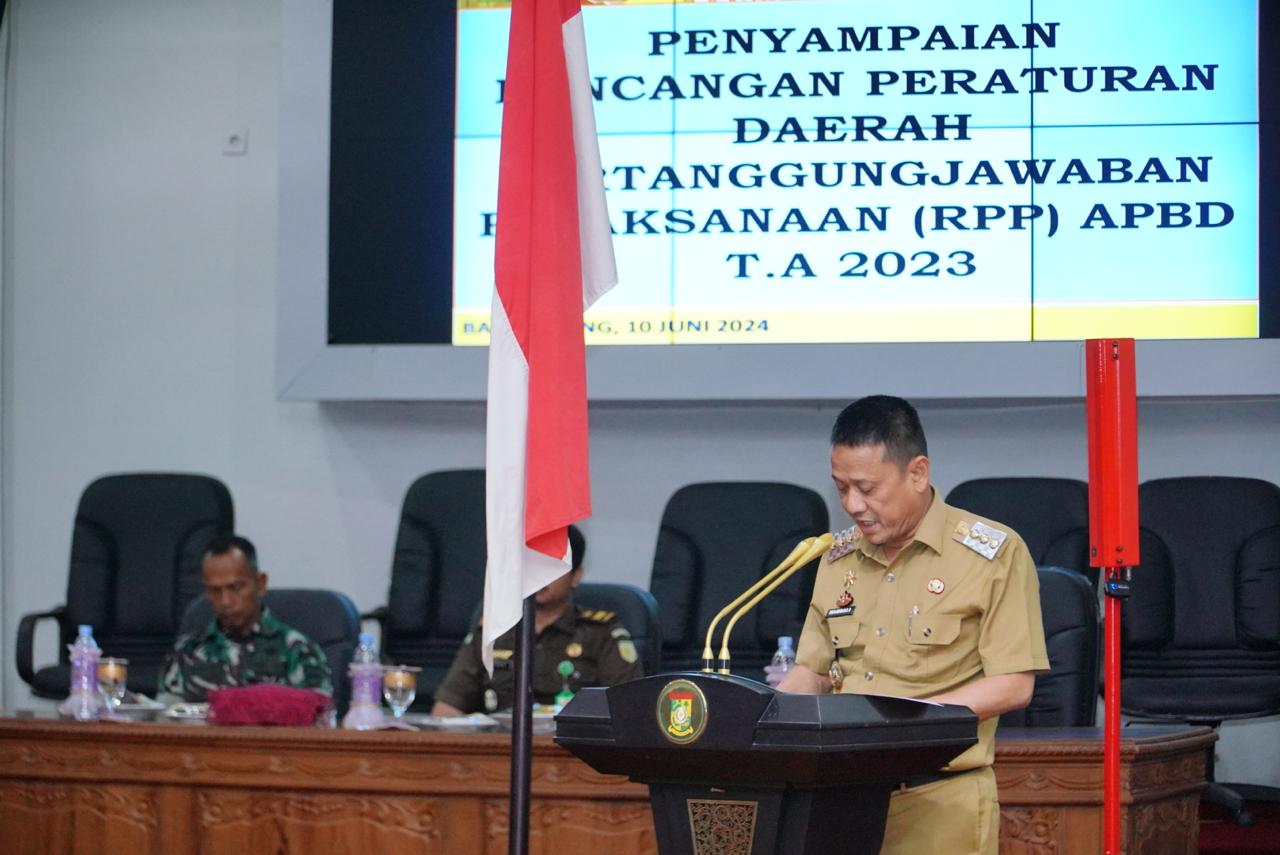 Pj Bupati Kampar Bacakan dan Serahkan Materi Pertangungjawaban Pelaksanaan APBD T A 2023