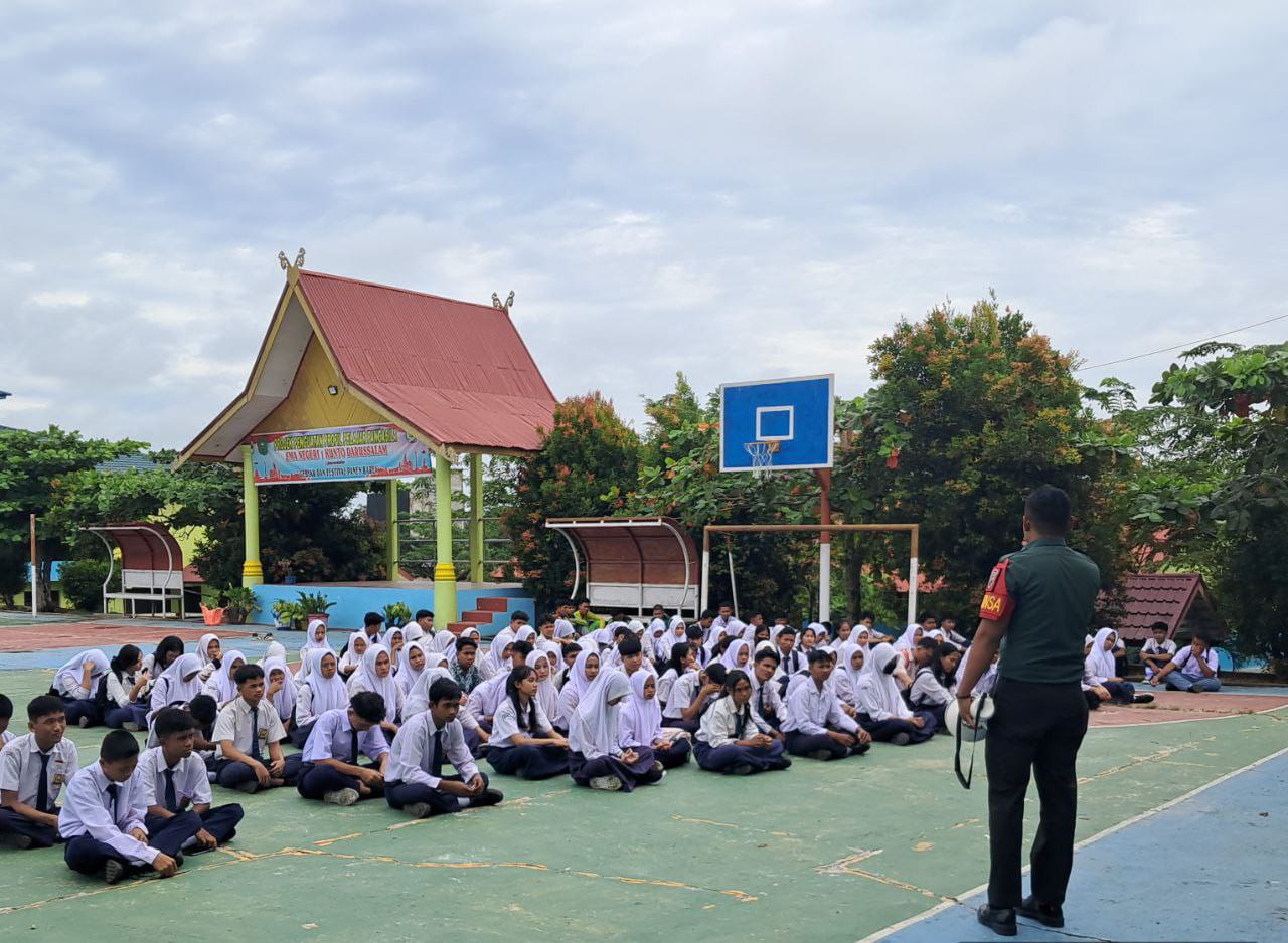 Babinsa Koramil 10 Kunto Darussalam Kodim 0313/KPR Himbau Pelajar Tangkal Judi Online