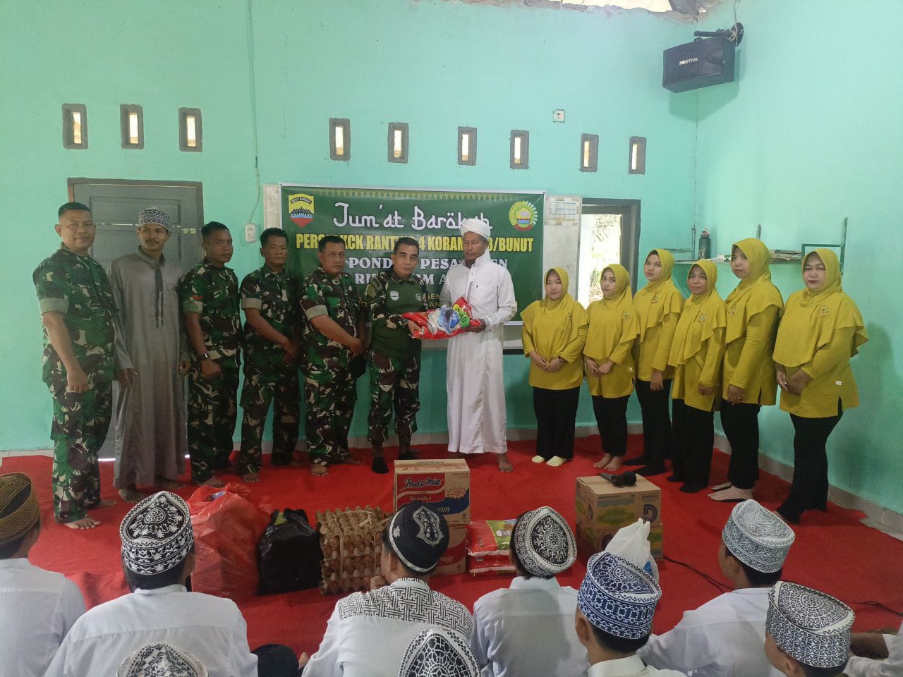 Pimpin Kegiatan Jumat Berkah, Danramil 03/Bunut Dan Ibu Persit KCK Ranting 4 Bagikan Sembako