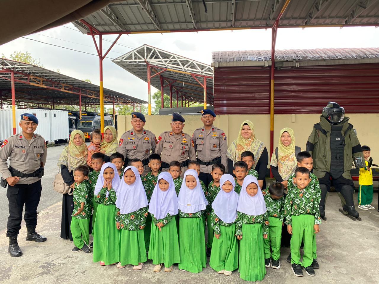 Brimob Polda Riau kembali menerima kunjungan Edukasi Siswa-Siswi Lembaga Pendidikan